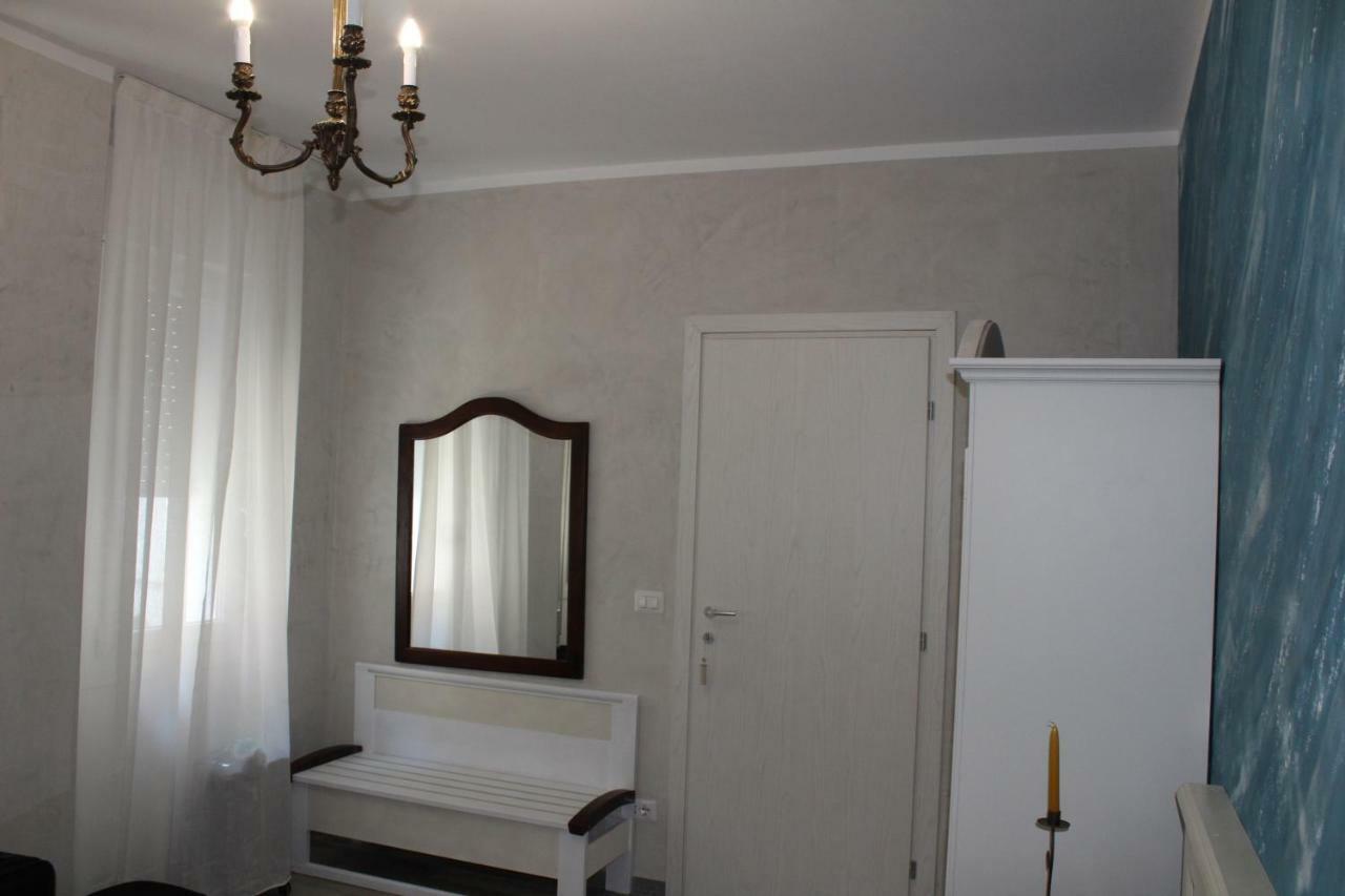 Train Station Apartment *